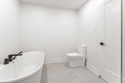 Bathroom - 7 Rue Lavigne, Boisbriand, QC 