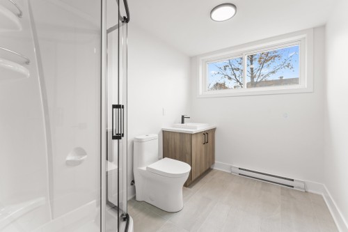 Bathroom - 7 Rue Lavigne, Boisbriand, QC 