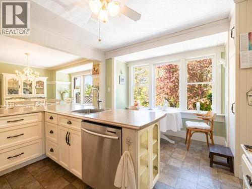 4215 Westview Ave, Powell River, BC - Indoor Photo Showing Kitchen