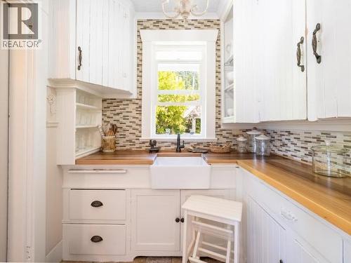 4215 Westview Ave, Powell River, BC - Indoor Photo Showing Kitchen