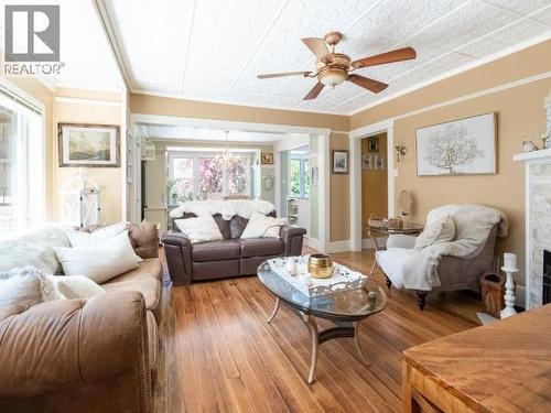4215 Westview Ave, Powell River, BC - Indoor Photo Showing Living Room