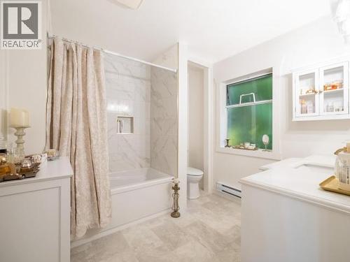 4215 Westview Ave, Powell River, BC - Indoor Photo Showing Bathroom
