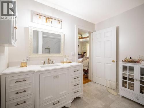4215 Westview Ave, Powell River, BC - Indoor Photo Showing Bathroom