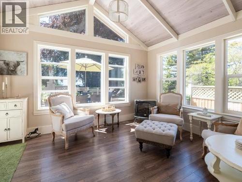 4215 Westview Ave, Powell River, BC - Indoor Photo Showing Living Room