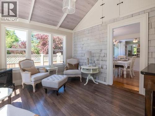 4215 Westview Ave, Powell River, BC - Indoor Photo Showing Living Room