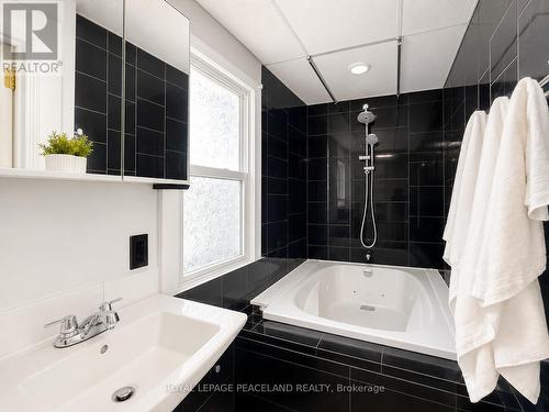 406 Jackson Street W, Hamilton, ON - Indoor Photo Showing Bathroom