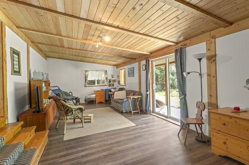 7046 Highway 3, Kitchener, BC - Indoor