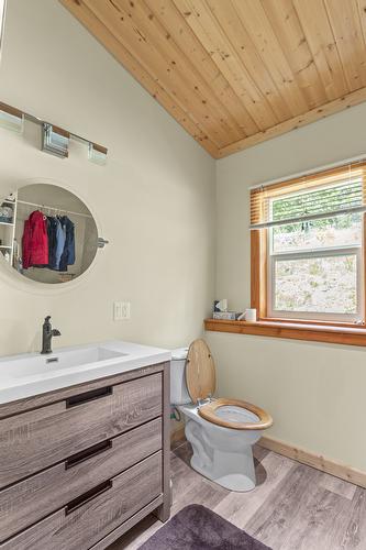 7046 Highway 3, Kitchener, BC - Indoor Photo Showing Bathroom