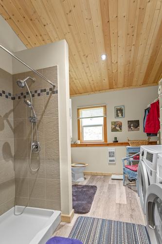 7046 Highway 3, Kitchener, BC - Indoor Photo Showing Bathroom