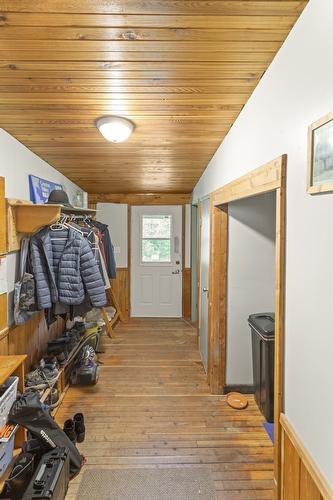 7046 Highway 3, Kitchener, BC - Indoor Photo Showing Other Room