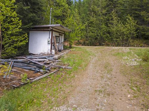 7046 Highway 3, Kitchener, BC - Outdoor