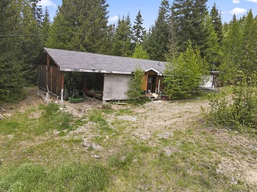 7046 Highway 3, Kitchener, BC - Outdoor