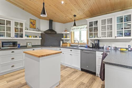 7046 Highway 3, Kitchener, BC - Indoor Photo Showing Kitchen With Double Sink