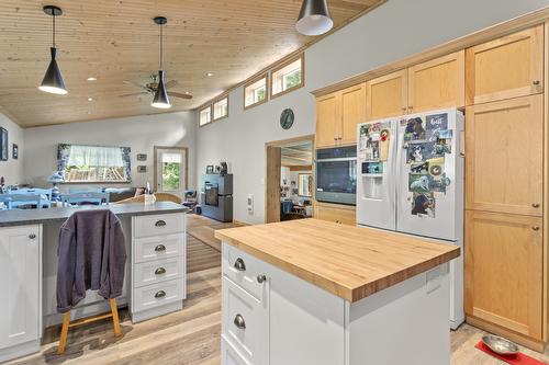 7046 Highway 3, Kitchener, BC - Indoor Photo Showing Kitchen
