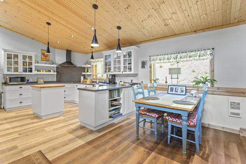 7046 Highway 3, Kitchener, BC - Indoor