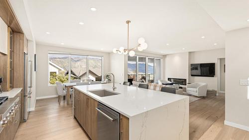 3311 Aspen Lane, Kelowna, BC - Indoor Photo Showing Kitchen With Upgraded Kitchen