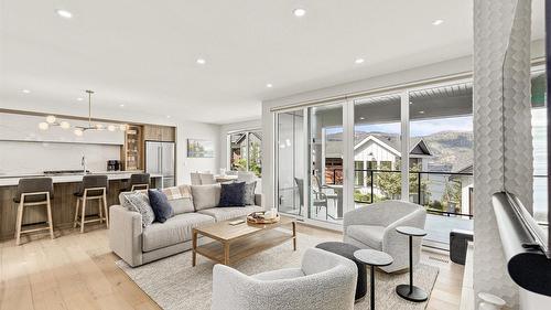 3311 Aspen Lane, Kelowna, BC - Indoor Photo Showing Living Room