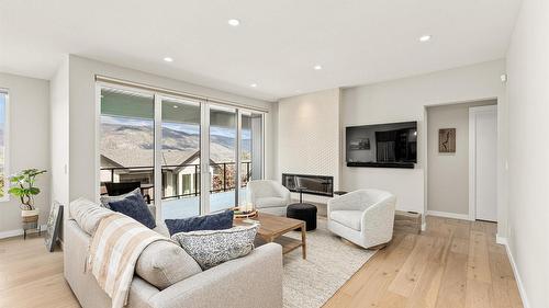 3311 Aspen Lane, Kelowna, BC - Indoor Photo Showing Living Room
