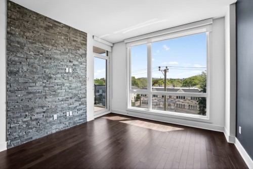 Salon - 310-775 Av. Plymouth, Mont-Royal, QC - Indoor