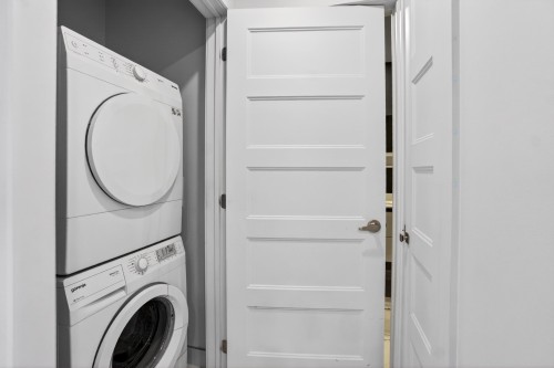 Salle de lavage - 310-775 Av. Plymouth, Mont-Royal, QC - Indoor Photo Showing Laundry Room