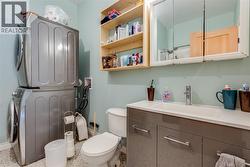 Bathroom & laundry on main - 