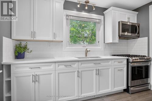 24 Third Avenue, St. Thomas, ON - Indoor Photo Showing Kitchen With Upgraded Kitchen