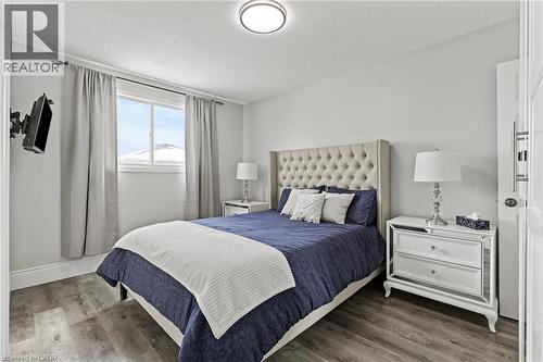 Bedroom featuring wood-finish flooring and a neutral color palette - 27 Barbara Court, Hamilton, ON - Indoor Photo Showing Bedroom