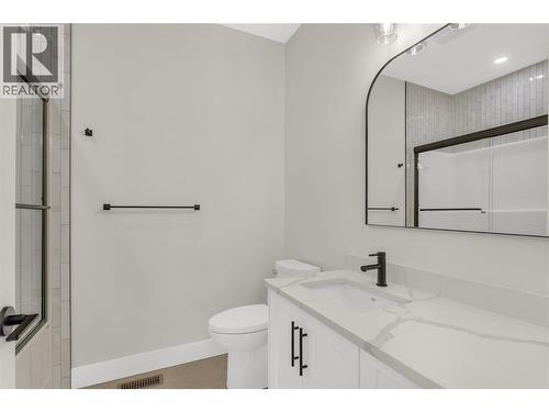 Full Bathroom with Tub Shower - 2150 Montenegro Drive, Kelowna, BC - Indoor Photo Showing Bathroom