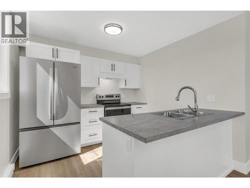 2150 Montenegro Drive, Kelowna, BC - Indoor Photo Showing Kitchen With Double Sink With Upgraded Kitchen