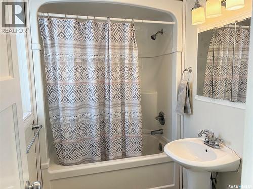113 Laurier Avenue, Yorkton, SK - Indoor Photo Showing Bathroom