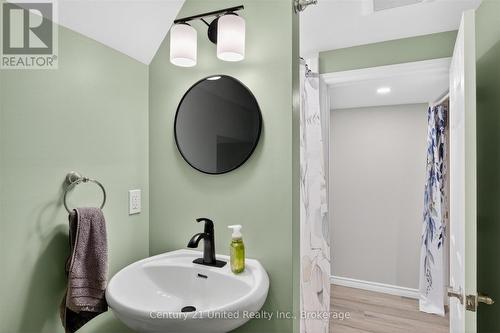 578 Hillside Street, Peterborough (Northcrest Ward 5), ON - Indoor Photo Showing Bathroom