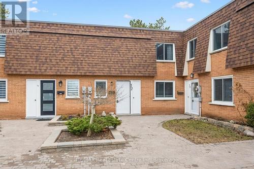 17 - 120 COUNTRY CLUB DRIVE  Guelph (Victoria North), ON N1E 3K7
