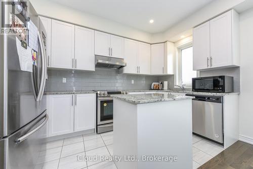 3958 Leonardo Street, Burlington, ON - Indoor Photo Showing Kitchen With Upgraded Kitchen