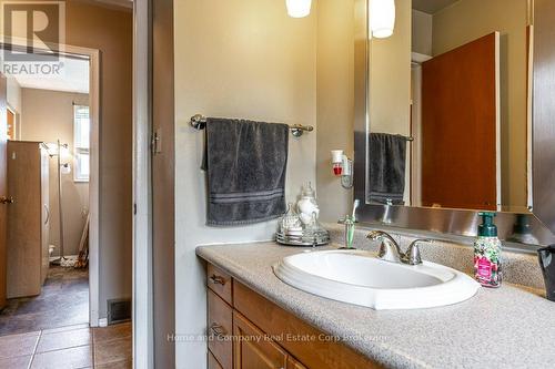 4 Piece Bathroom - 271 Devon Street, Stratford, ON - Indoor Photo Showing Bathroom