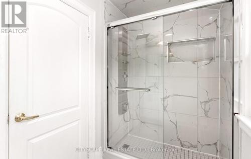 446 Argyle Street, Cambridge, ON - Indoor Photo Showing Bathroom