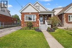 34 WEIR Street S  Hamilton, ON L8K 3A4