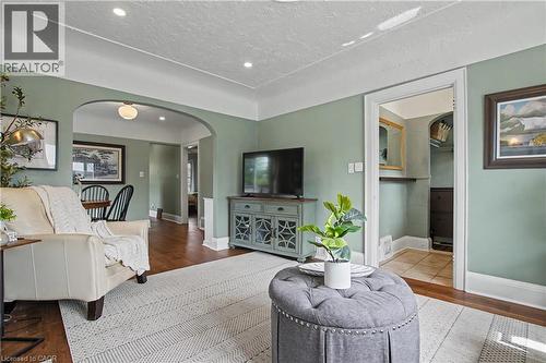 34 Weir Street S, Hamilton, ON - Indoor Photo Showing Living Room