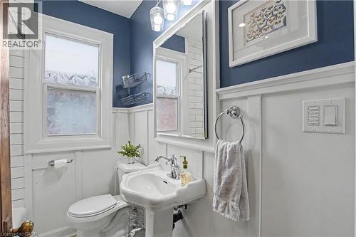 34 Weir Street S, Hamilton, ON - Indoor Photo Showing Bathroom