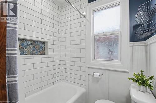 34 Weir Street S, Hamilton, ON - Indoor Photo Showing Bathroom