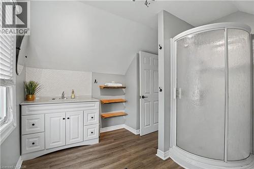 34 Weir Street S, Hamilton, ON - Indoor Photo Showing Bathroom