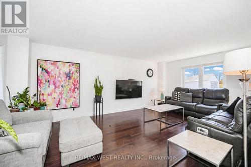 4296 Claypine Rise, Mississauga, ON - Indoor Photo Showing Living Room