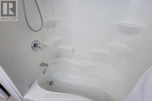 40 Fairgrounds Drive, Hamilton, ON - Indoor Photo Showing Bathroom