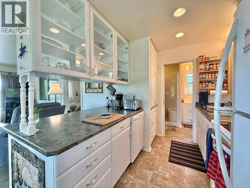 4497 Pyper Lake Road, Williams Lake, BC - Indoor Photo Showing Kitchen