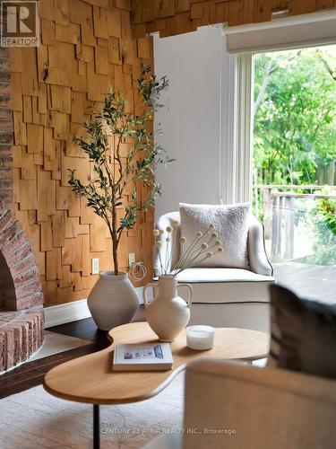 21 Longbow Square, Toronto, ON - Indoor Photo Showing Living Room