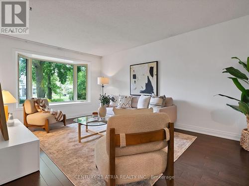 21 Longbow Square, Toronto, ON - Indoor Photo Showing Living Room
