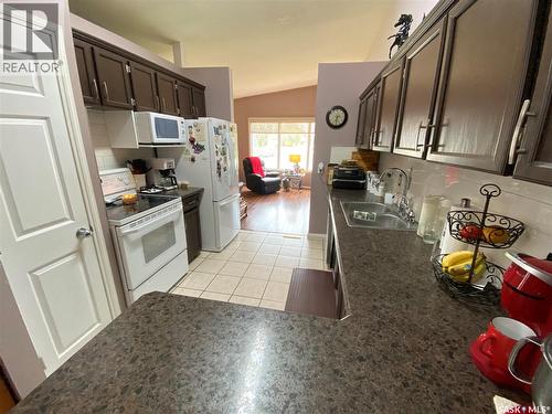 2 544 Circlebrooke Drive, Yorkton, SK - Indoor Photo Showing Kitchen