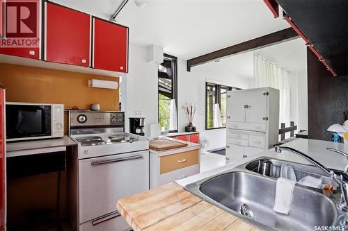 160 Leopold Crescent, Regina, SK - Indoor Photo Showing Kitchen With Double Sink