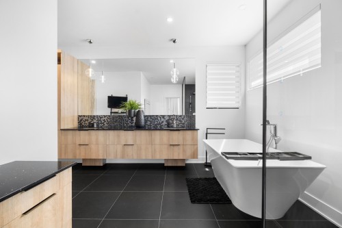 Bathroom - 760 Rue Pellerin, Laval (Auteuil), QC - Indoor Photo Showing Kitchen With Upgraded Kitchen
