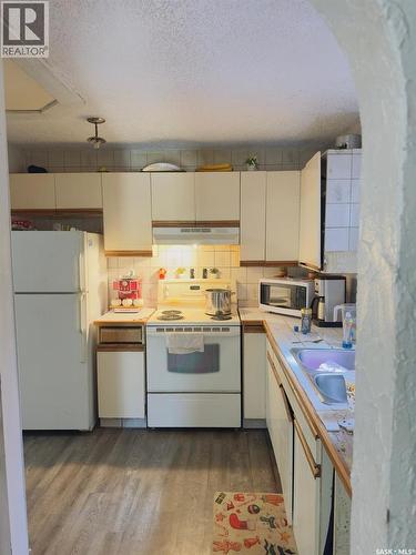 1607 Acadia Drive, Saskatoon, SK - Indoor Photo Showing Kitchen With Double Sink