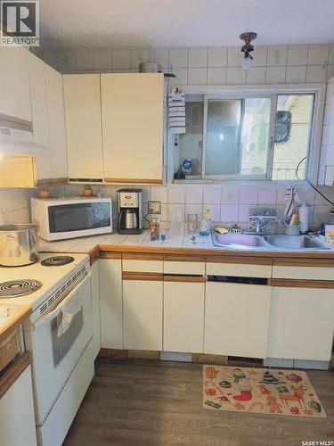1607 Acadia Drive, Saskatoon, SK - Indoor Photo Showing Kitchen With Double Sink
